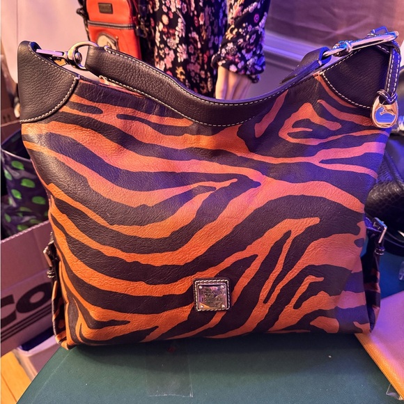 Dooney & Bourke Tiger Print Leather Shoulder Bag EXCELLENT condition - Picture 2 of 10